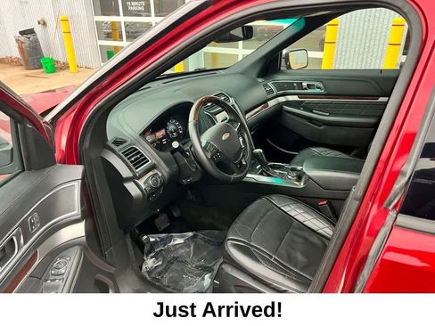 Used 2016 Ford Explorer Platinum image 2