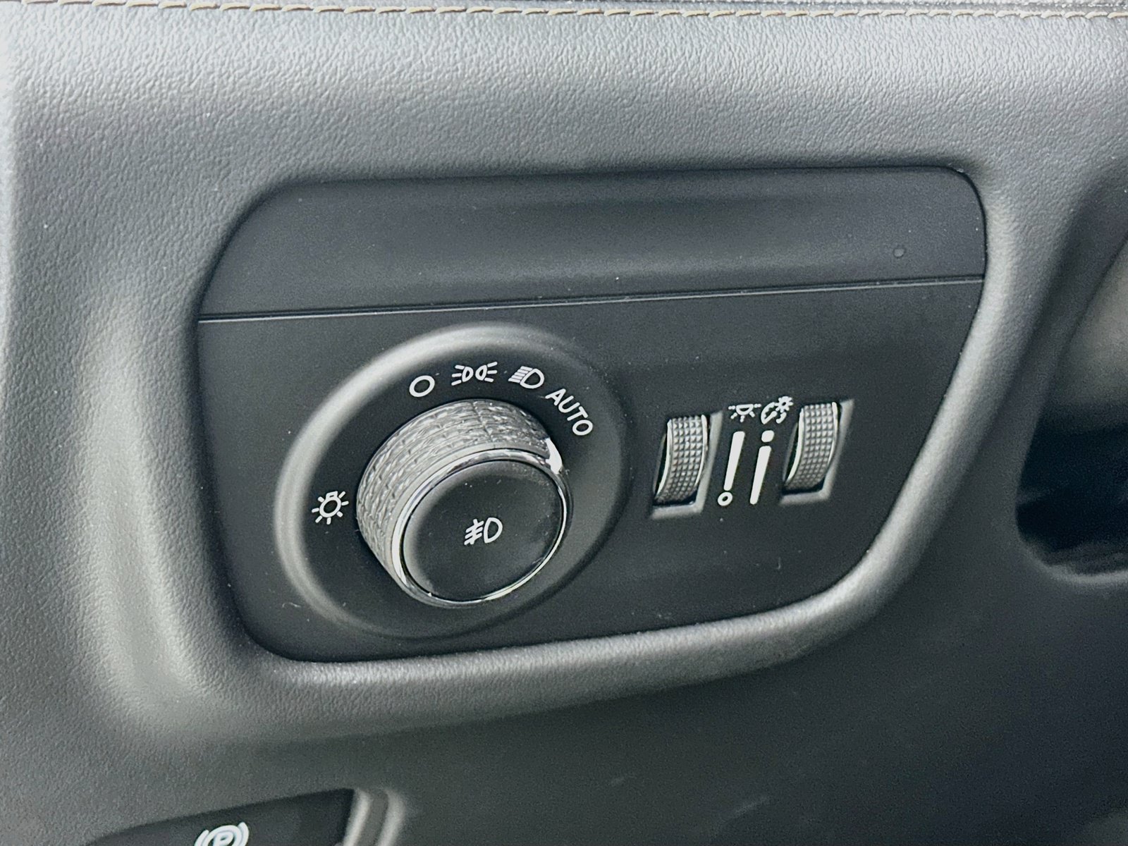 Used 2023 Jeep Grand Cherokee Summit AWD/4WD image 10