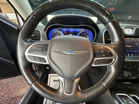 Used 2018 Chrysler 300 Limited RWD image 18
