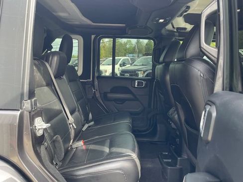 Used 2018 Jeep Wrangler Unlimited Sahara AWD/4WD image 15