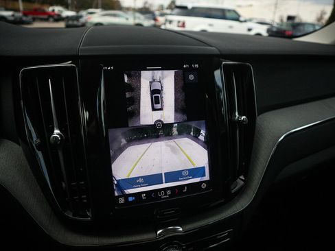 Used 2025 Volvo XC60 B5 Plus image 26