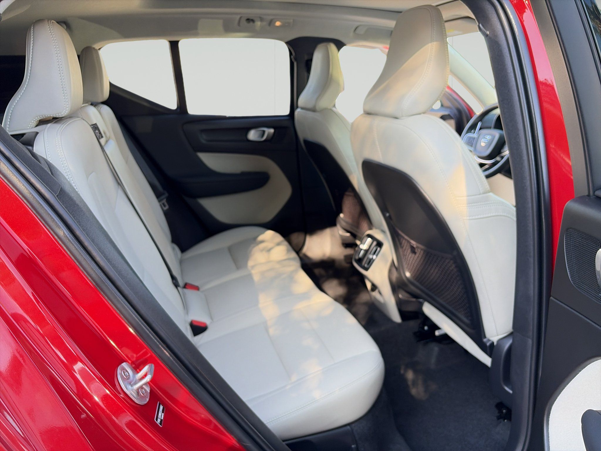 Used 2025 Volvo XC40 B5 Ultra AWD/4WD image 14