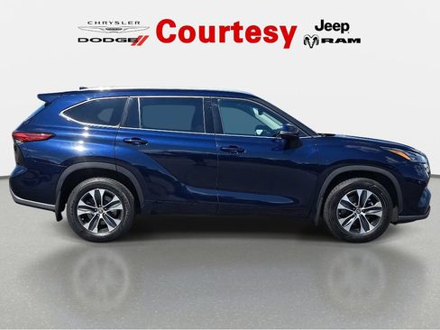 Used 2020 Toyota Highlander XLE AWD/4WD image 3