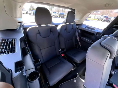 Used 2025 Volvo XC90 B6 Plus image 17