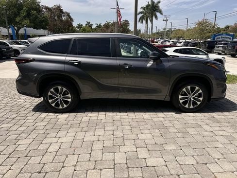 Used 2024 Toyota Highlander XLE FWD image 14