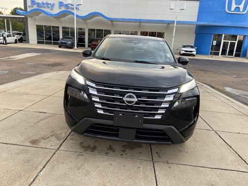 Used 2024 Nissan Rogue SV image 3