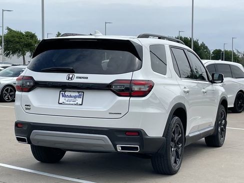 Used 2025 Honda Pilot Touring image 4