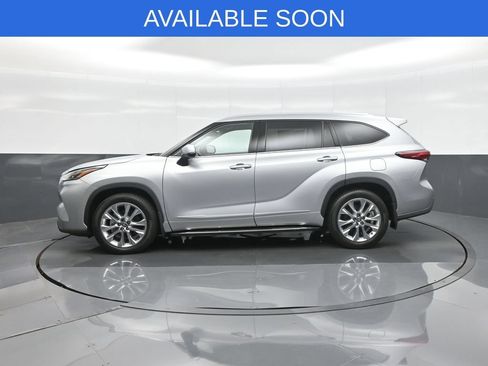 Used 2022 Toyota Highlander Limited AWD/4WD image 4