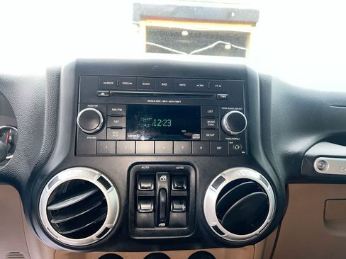 Used 2012 Jeep Wrangler Unlimited Sahara AWD/4WD image 16