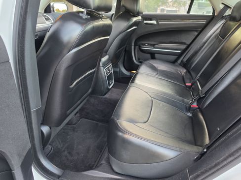 Used 2017 Chrysler 300 Limited RWD image 18