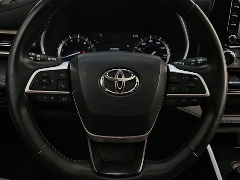 Used 2022 Toyota Highlander XLE image 10
