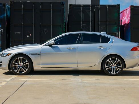 Used 2017 Jaguar XE Premium RWD image 5