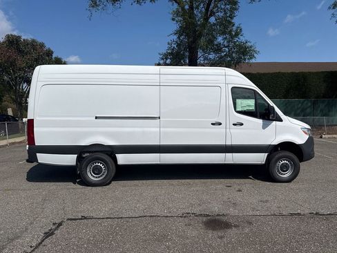 Used 2025 Mercedes-Benz Sprinter 2500 image 9