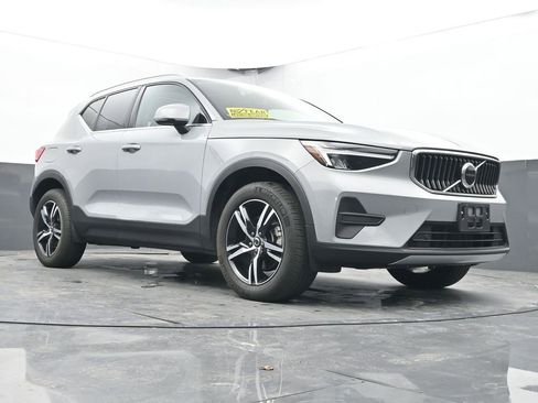 Used 2025 Volvo XC40 B5 Core image 36