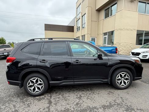 Used 2019 Subaru Forester Premium AWD/4WD image 3