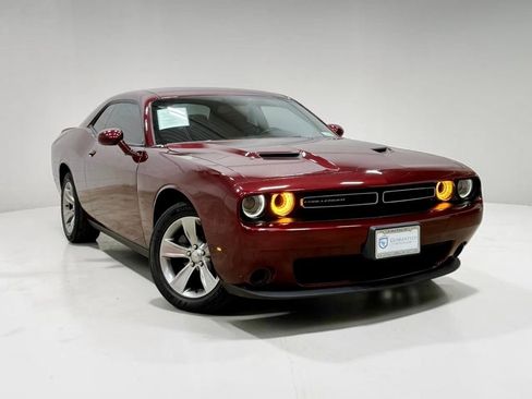 Used 2019 Dodge Challenger SXT RWD image 5