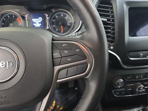 Used 2019 Jeep Cherokee Latitude Plus w/ Comfort/Convenience Group image 18