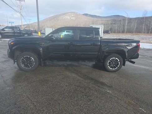 Used 2024 Toyota Tacoma TRD Sport w/ TRD Sport Upgrade Package image 4