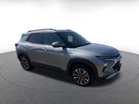 Used 2025 Chevrolet TrailBlazer LT image 2