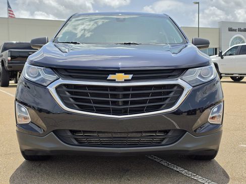 Used 2020 Chevrolet Equinox LS w/ LS Convenience Package FWD image 2