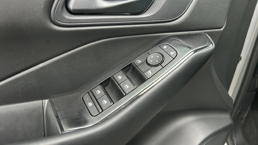 Used 2025 Nissan Rogue S AWD/4WD image 28