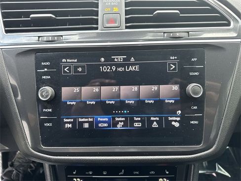 Used 2022 Volkswagen Tiguan SE image 18
