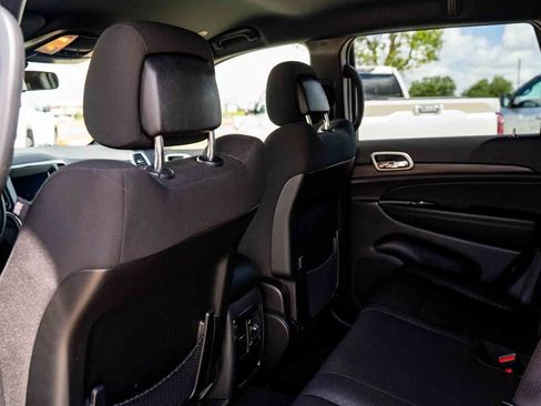 Used 2021 Jeep Grand Cherokee Laredo RWD image 23