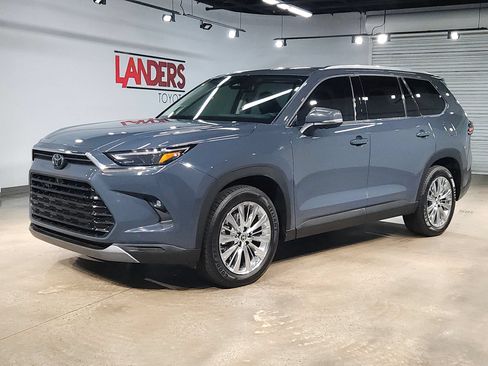Used 2024 Toyota Grand Highlander AWD image 3