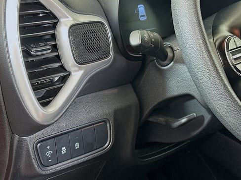 Used 2025 Kia Soul LX w/ LX Technology Package FWD image 17