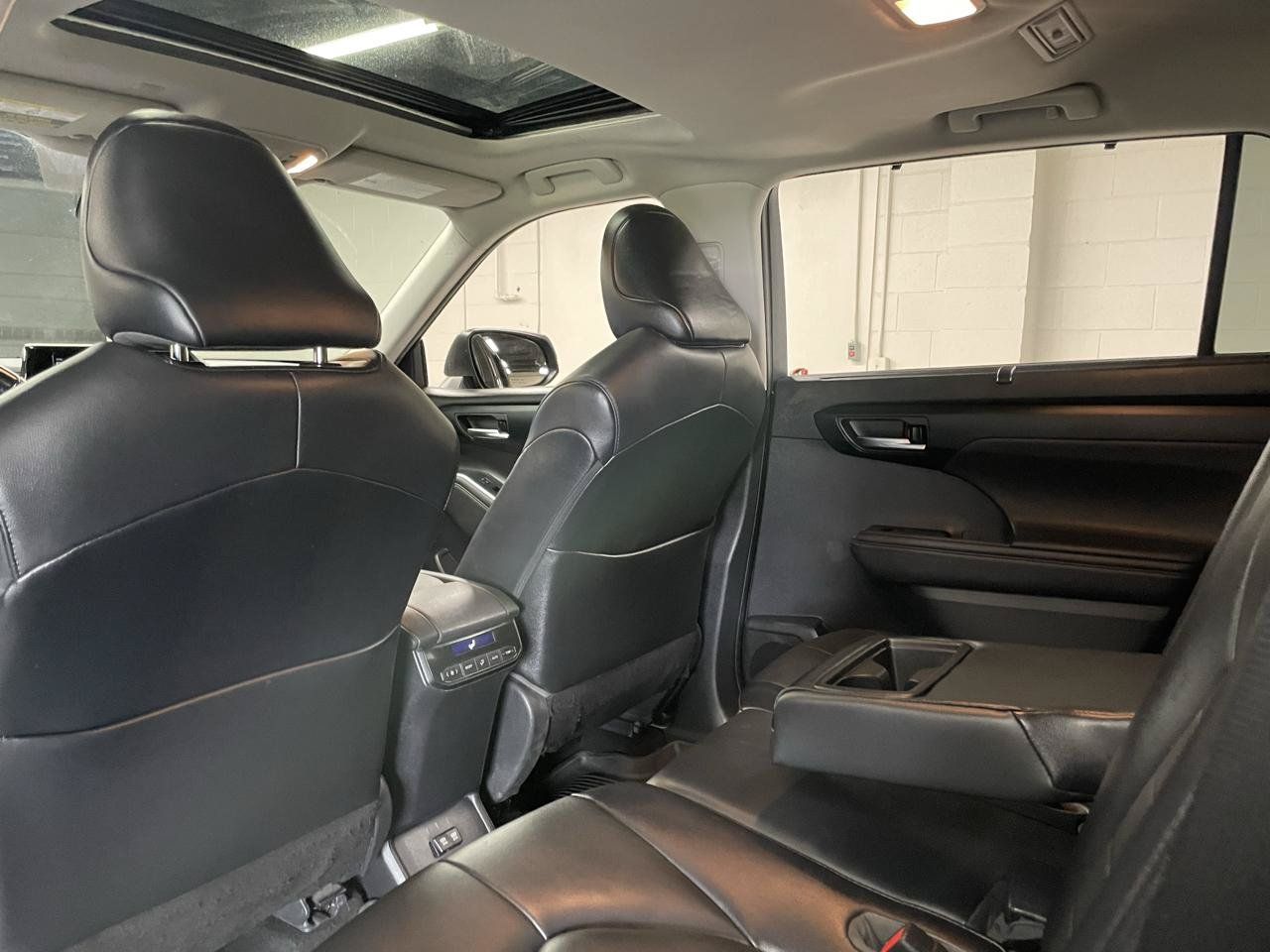 Used 2021 Toyota Highlander XLE AWD/4WD image 17