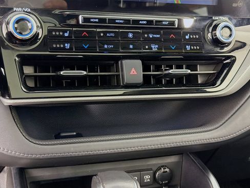 Certified 2021 Toyota Highlander Platinum FWD image 20