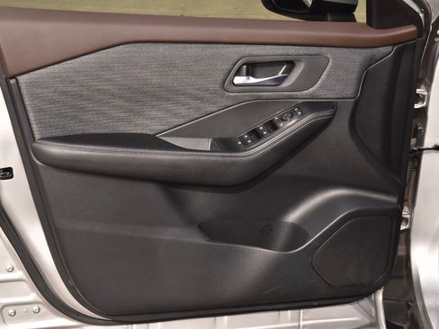 Used 2023 Nissan Rogue SV image 33