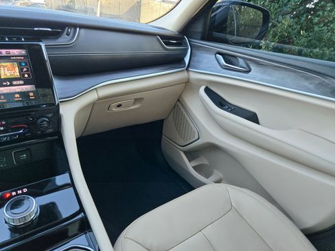 Used 2022 Jeep Grand Cherokee Limited image 13