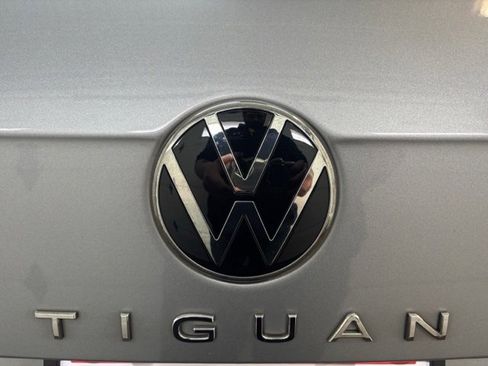 Certified 2022 Volkswagen Tiguan SE w/ Panoramic Sunroof Package image 9