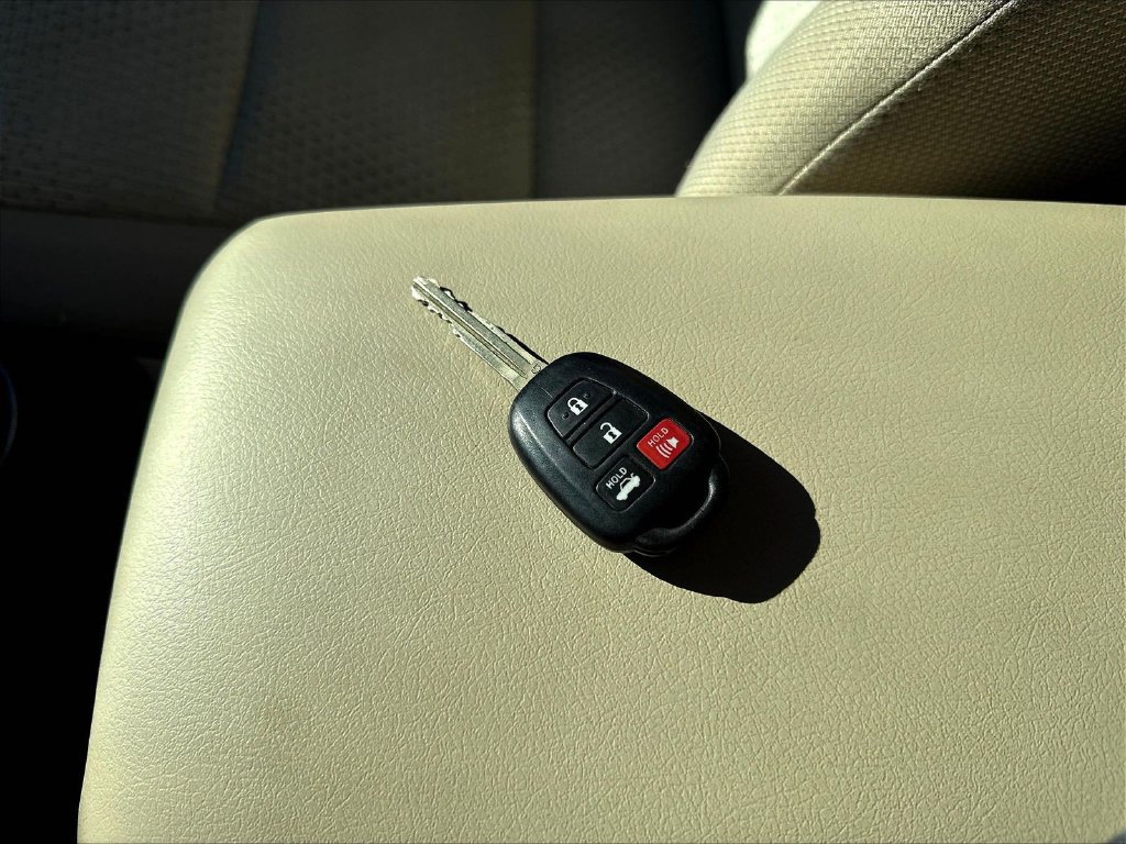Used 2013 Toyota Camry LE FWD image 38