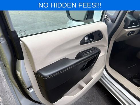 Used 2023 Chrysler Pacifica Touring-L FWD image 12