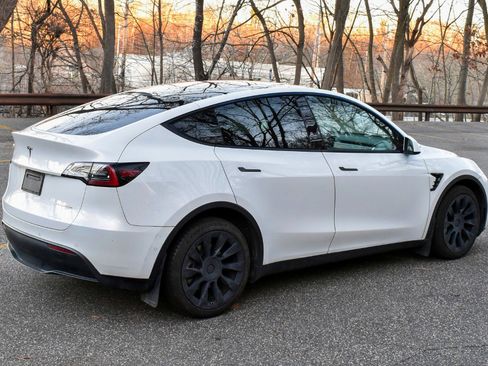 Used 2021 Tesla Model Y Long Range image 9