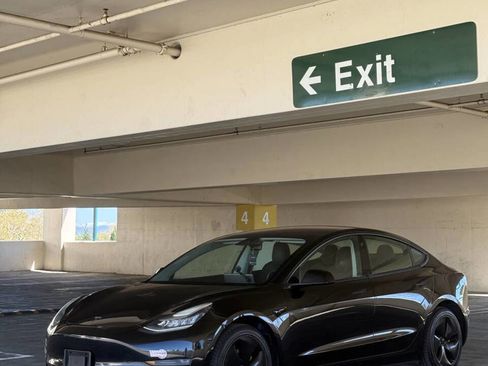 Used 2019 Tesla Model 3 Standard Range Plus image 1