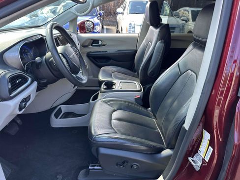 Used 2022 Chrysler Pacifica Touring-L AWD/4WD image 13