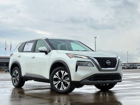 Certified 2023 Nissan Rogue SV FWD image 2