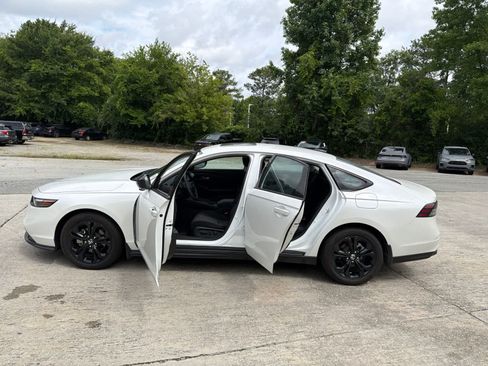 Used 2025 Honda Accord SE image 19