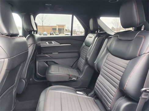 Used 2025 Ford Explorer ST-Line image 34