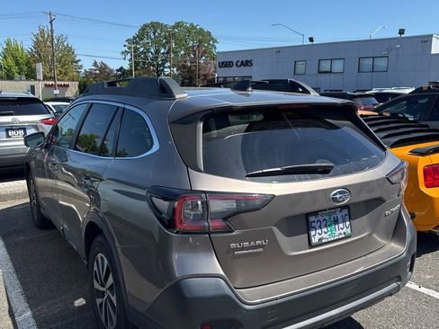 Used 2022 Subaru Outback Premium AWD/4WD image 2