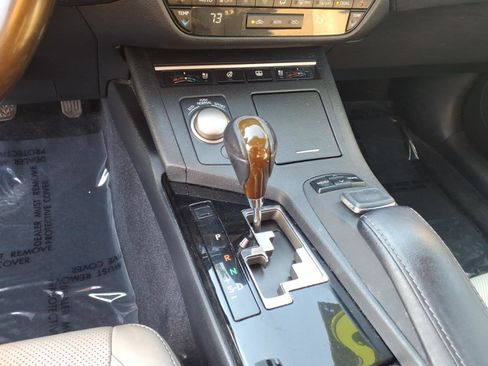 Used 2015 Lexus ES 350 w/ Luxury Package FWD image 9