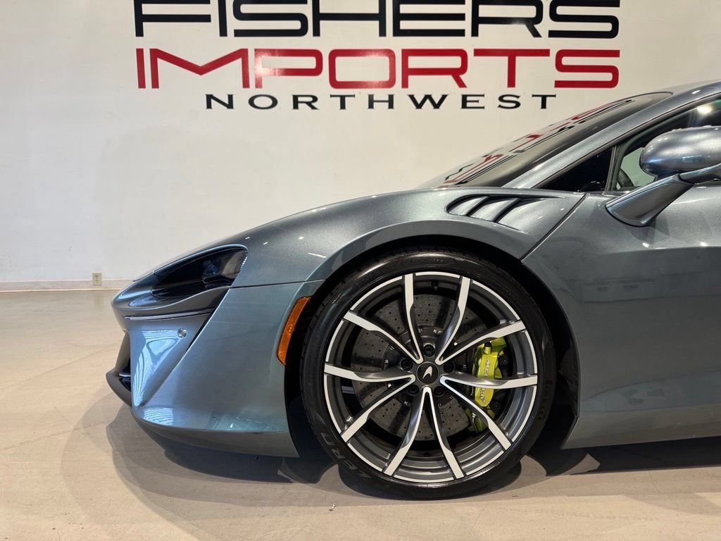 Used 2023 McLaren Artura RWD image 3