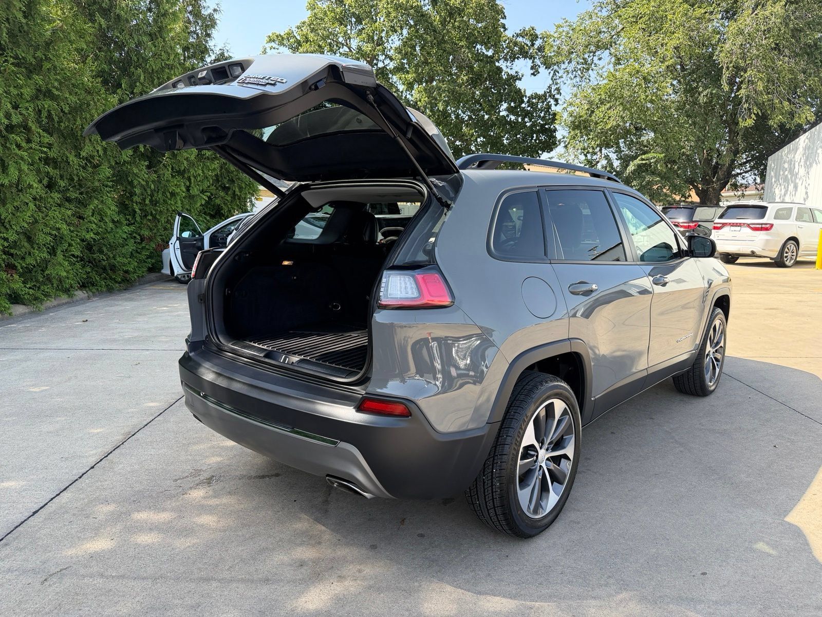 Used 2022 Jeep Cherokee Limited w/ Elite Package AWD/4WD image 32