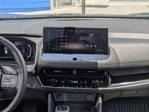 Used 2025 Nissan Rogue SL AWD/4WD image 17