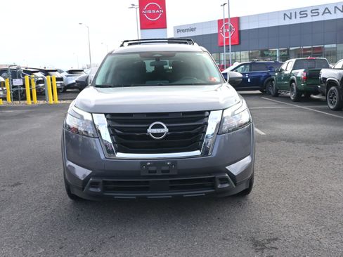 Used 2023 Nissan Pathfinder SV image 3