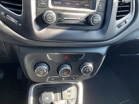 Used 2018 Jeep Compass Latitude w/ Cold Weather Group AWD/4WD image 15