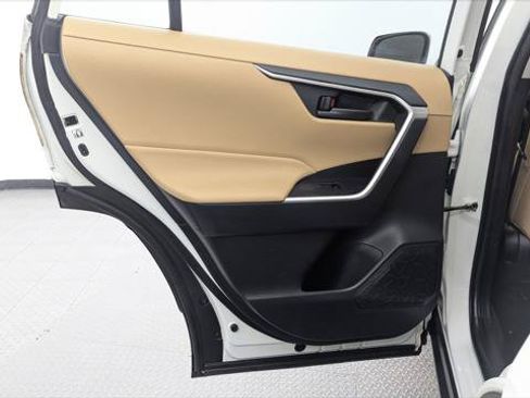 Used 2019 Toyota RAV4 LE FWD image 16